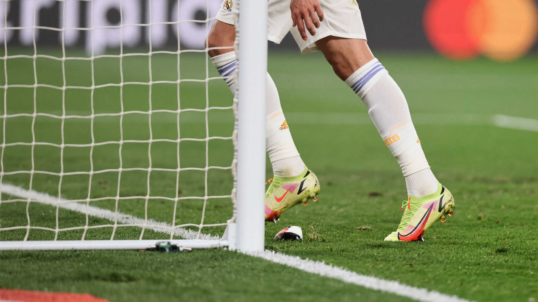 巴尔韦德世俱杯失点深感遗憾,立志下一战强势反弹 根据《马卡》分析,这次失误可能并不只是技术问题,而