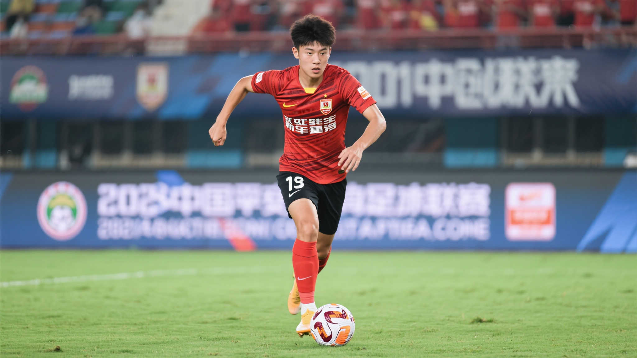 在中国足球领域，一线联赛新人常常需要经过严格筛选和